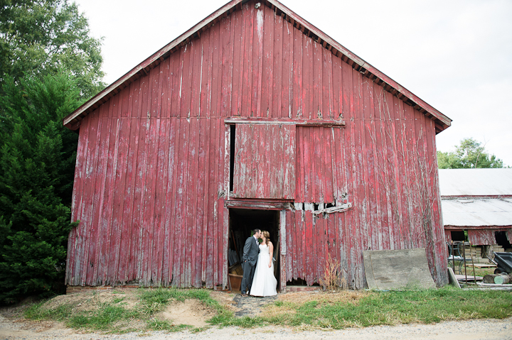 Big Red Barn & a Gorgeous Couple | Eastern Shore Farm Wedding