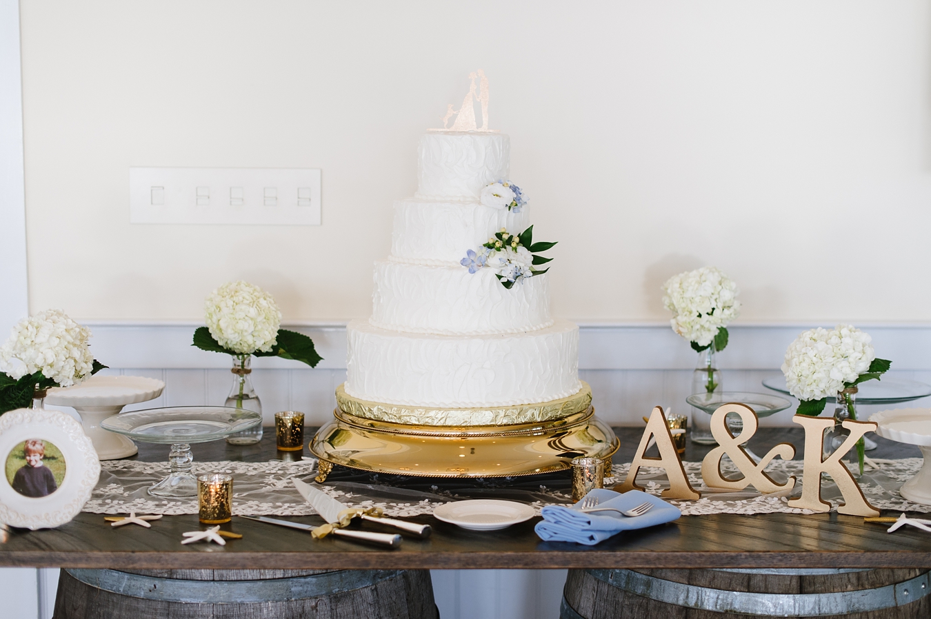 Gold Starfish and Hydrangea Wedding Cake